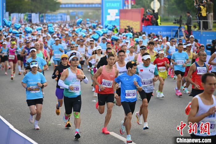 两万名跑者竞逐深圳马拉松，完赛率97.41%展现热