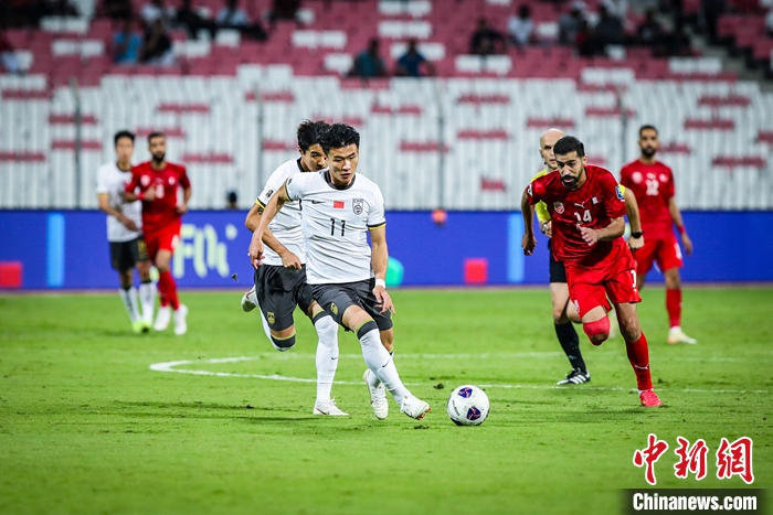 国足客场绝杀巴林，张玉宁终场破门使小组暂升
