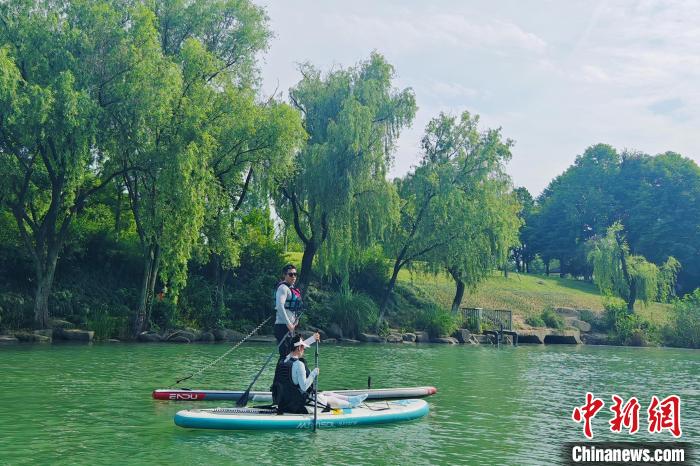 桨板运动引爆生态打卡地 社交属性助力水上旅游