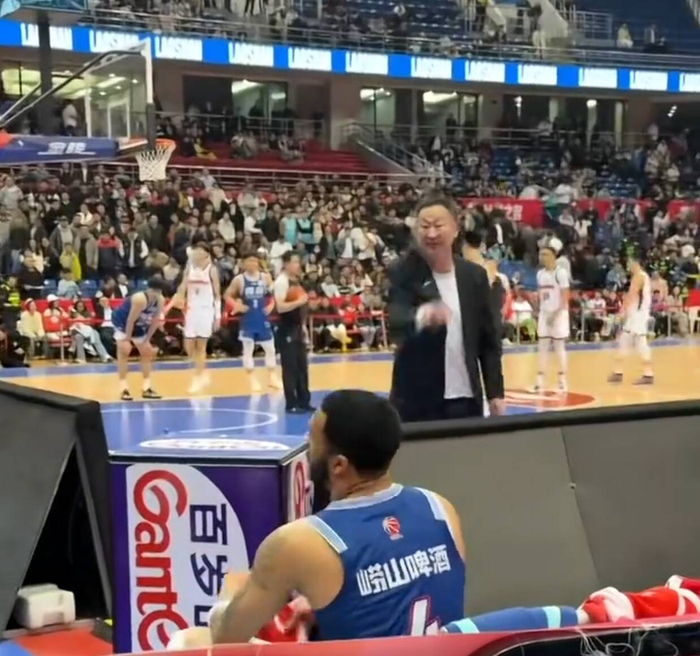CBA广东vs青岛：外援高效遭骂，本土球员拉胯却无