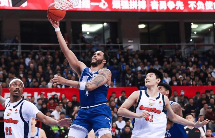 CBA广东vs青岛：外援高效遭骂，本土球员拉胯却无