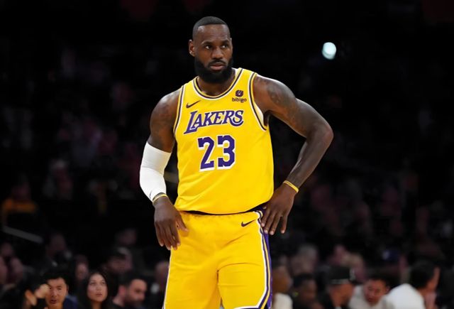 老将撑起NBA收官战：詹姆斯杜兰特库里等传奇依