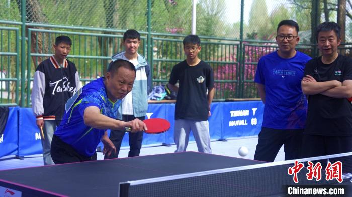 青海千人乒乓球挑战赛启动 擂主对决点燃全民热